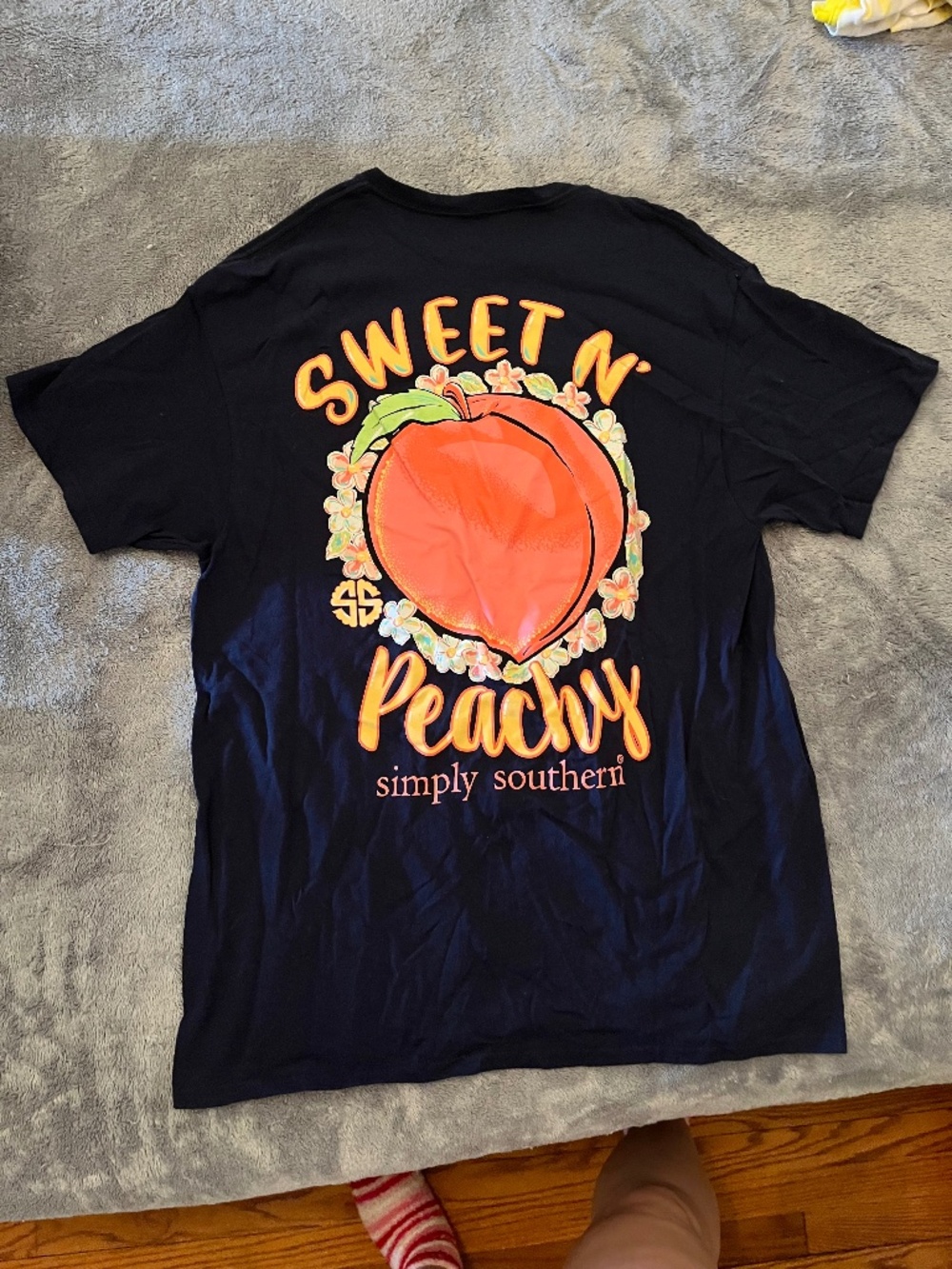 Large navy blue simply southern tshirt with a peach on the back